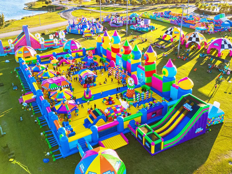 Из чего состоит надувной замок?